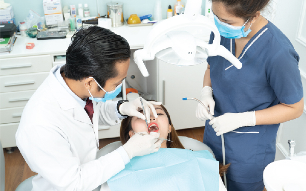 Bác sĩ tiến hành thăm khám